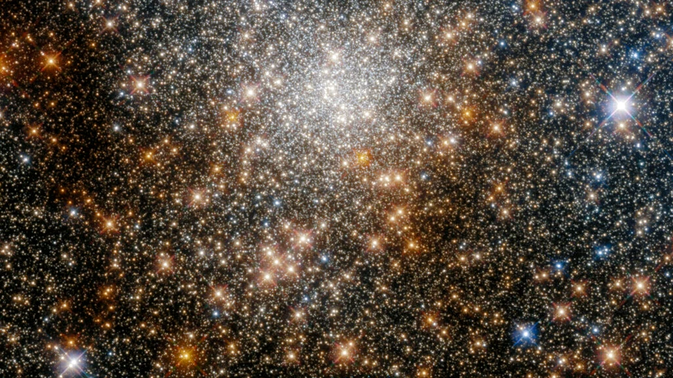 Telescopul Hubble a surprins un roi globular strălucitor. Iată imaginea spectaculoasă