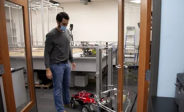 Inginerii proiectează un robot autonom care poate deschide ușile și poate găsi cea mai apropiată priză