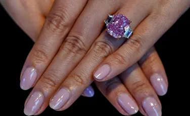 „Rozul Etern”, un diamant de 10,57 carate, vândut la licitație pentru o sumă record