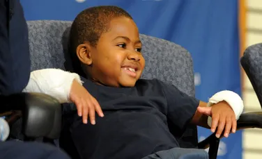El este Zion Harvey, un băiat de opt ani din SUA care a rămas fără mâini şi fără picioare din cauza unei infecţii grave. Miracolul reuşit de medici