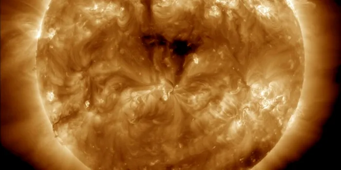 O nouă „gaură” a apărut pe suprafața Soarelui. Pământul va fi lovit de vânturi solare
