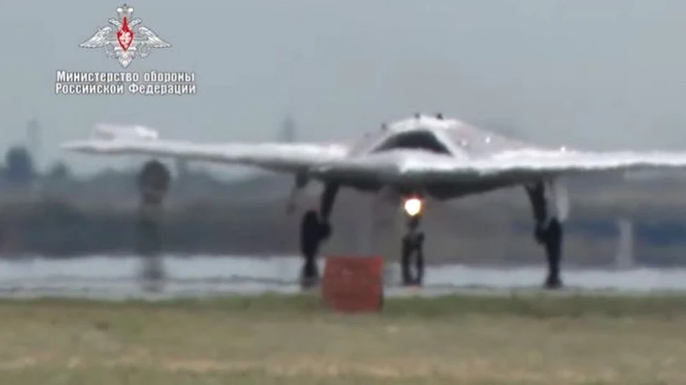 Okhotnik, un avion de luptă fără pilot al Rusiei, a fost testat pentru prima oară cu rachete aer-aer