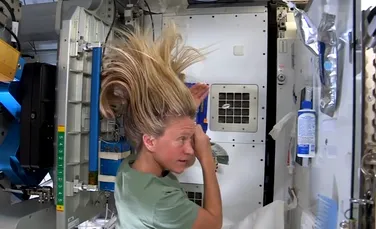 Cât de greu e să te speli pe cap în spaţiu? Singura femeie de pe ISS oferă o demonstraţie (VIDEO)