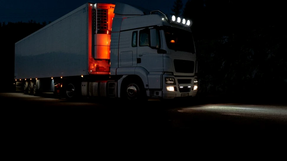 35 de străini s-au ascuns în tiruri pentru a trece ilegal granița în Ungaria