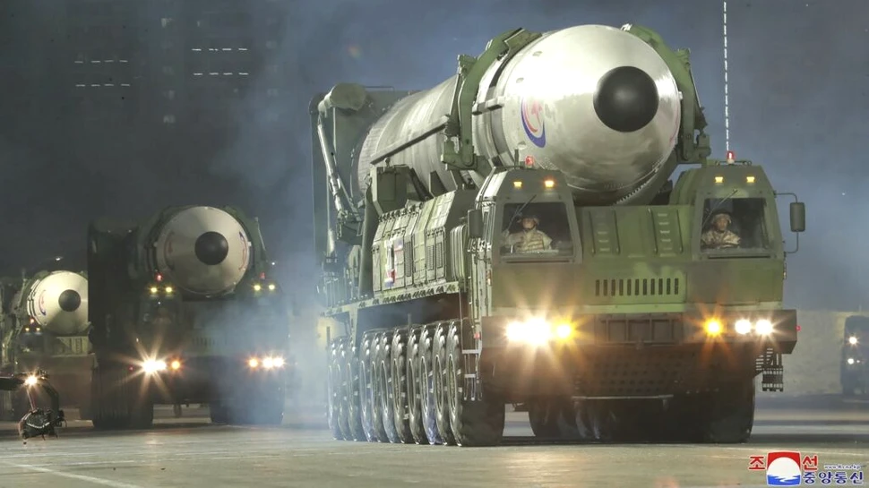 Coreea de Nord a dezvăluit noi afișe de propagandă cu rachete cu încărcătură nucleară