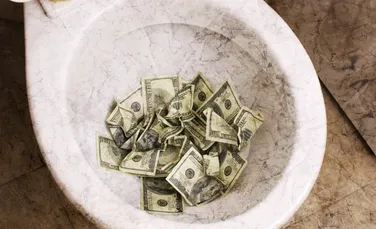Românii cred că banii sunt murdari, însă nu se spală pe mâini după folosirea lor