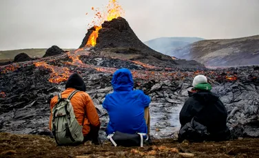 Erupția unui vulcan din apropiere de capitala Islandei, atracție irezistibilă pentru zeci de turiști