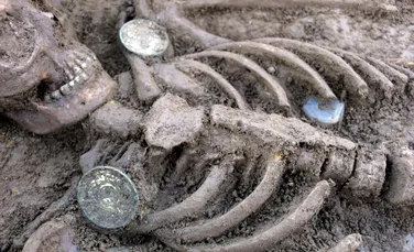 Șapte perechi de „broșe-farfurie” au fost găsite în șapte morminte din Anglia