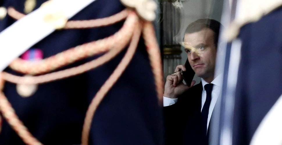 De ce Emmanuel Macron şi-a schimbat urgent telefonul şi numărul de telefon