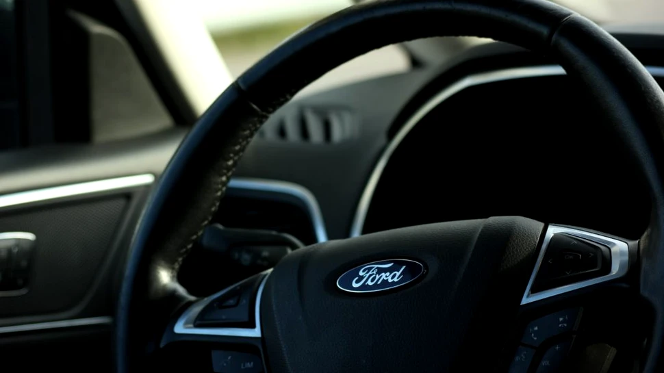 Ford a patentat o tehnologie care ar permite afișarea reclamelor direct în bordul mașinii