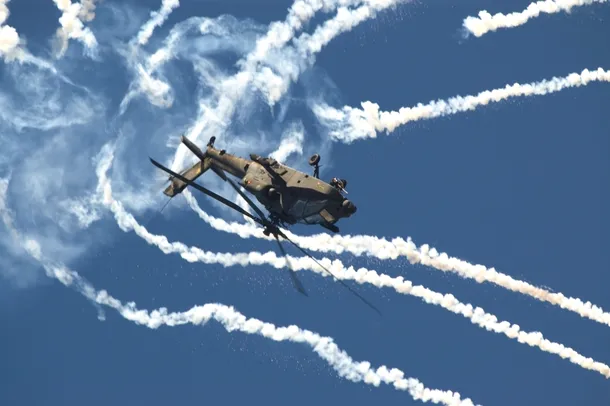 Elicopter Apache deschizând focul cu rachete