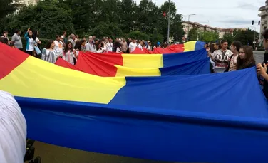 100 de tineri din Câmpina au purtat pe mâini un drapel de 100 de metri lungime