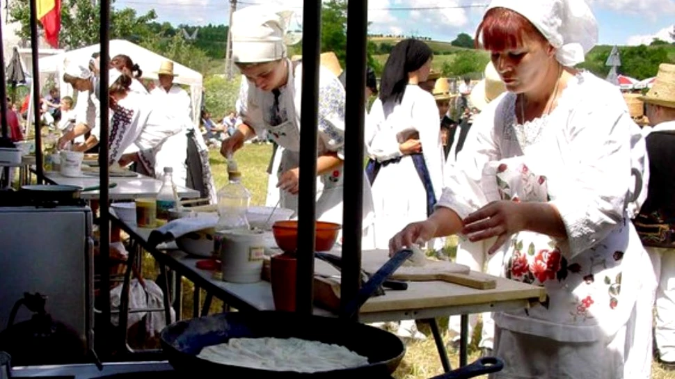 Festivalul plăcintei „de 100 de metri” în Parcul Naţional. Ce bunătăţi puteţi găsi