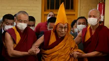 Dalai Lama, al 14-lea lider spiritual tibetan. „Oamenii trebuie iubiți si lucrurile folosite. Haosul lumii de astăzi este că iubim lucrurile și folosim oamenii”