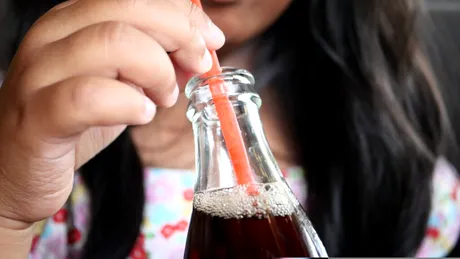 Un studiu șocant arată că recipientele de sticlă conțin mai multe microplastice decât cele de plastic