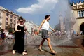 Ce haine te ajută cu adevărat să suporți canicula. Culoarea nu este cel mai important criteriu