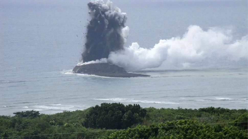 O nouă insulă a apărut în apropiere de Tokyo după erupția unui vulcan submarin