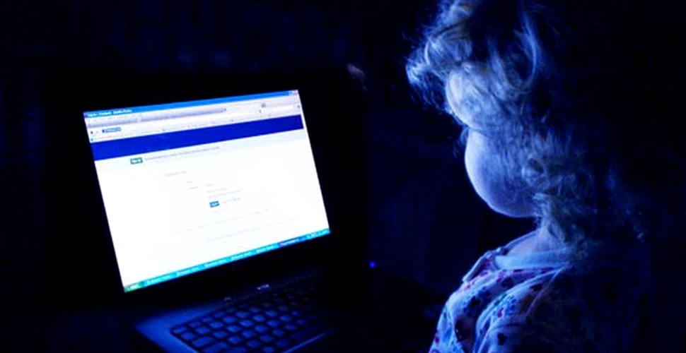 Copiii crescuţi pe Facebook. Părinţii români insistă să publice online imagini şi clipuri video cu urmaşii lor minori, deşi în fiecare minut sunt vândute 500 de poze cu copii în ipostaze cu caracter sexual