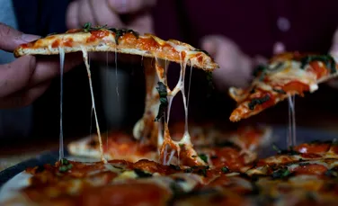 Motivul fascinant pentru care un anumit tip de larve pot devora o pizza extrem de repede – VIDEO