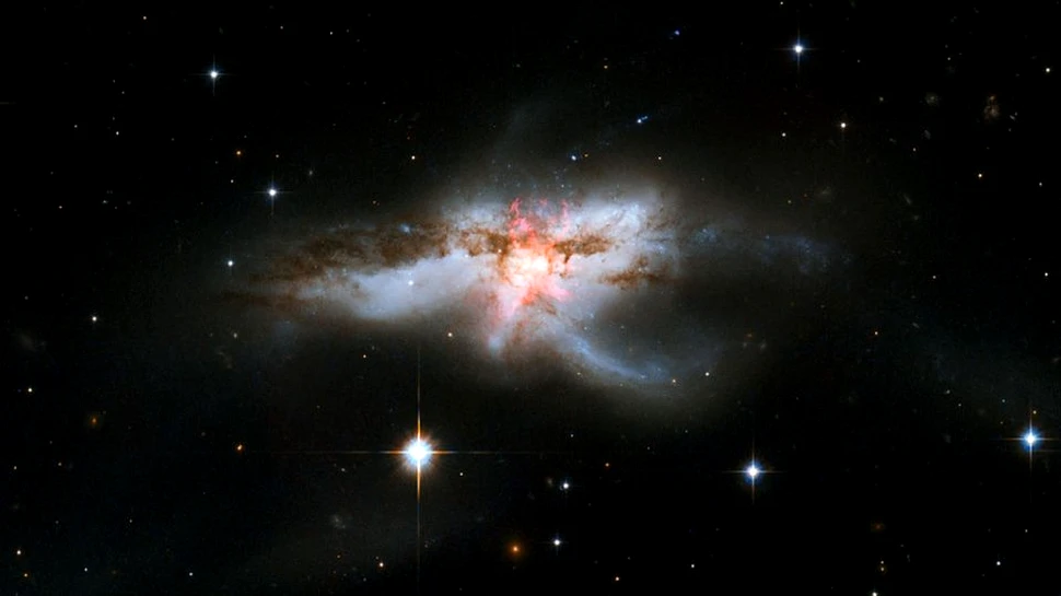 Astronomii au identificat o galaxie în centrul căreia trei găuri negre se ciocnesc