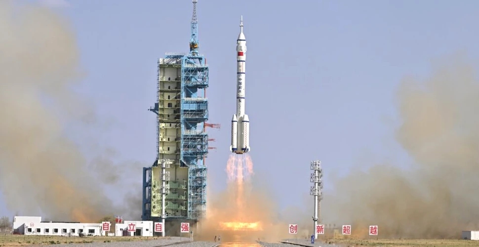 Racheta chineză Shenzhou-20, lansată cu succes. La bord se află trei astronauți
