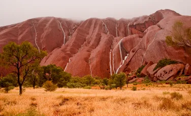 Cea mai faimoasă stâncă din Australia, acoperită de cascade spectaculoase