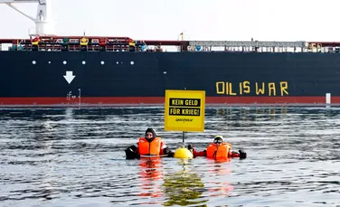 Activiștii Greenpeace au înotat în fața unui petrolier rusesc încercând să-l oprească