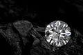Un laser ultraviolet puternic dezvăluie modul în care particulele se mișcă prin diamante
