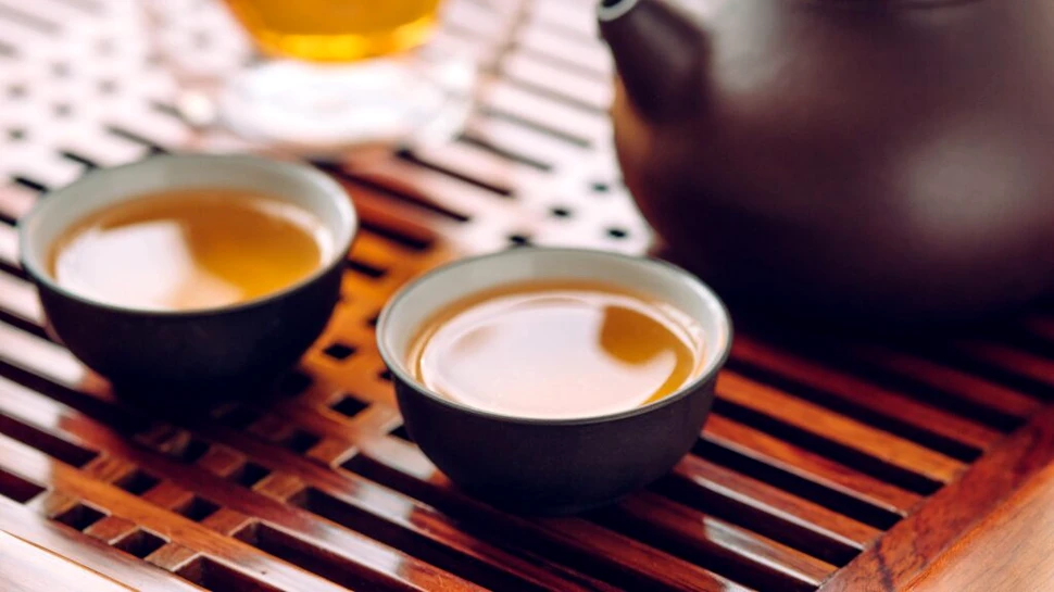 Ce înseamnă cu adevărat să bei ceai în China și de ce două degete bătute în masă spun mai mult decât orice cuvânt