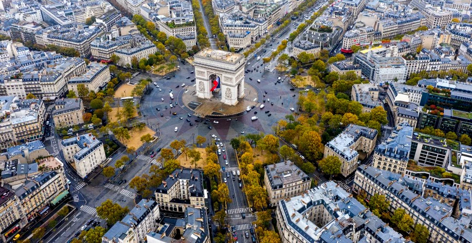 Arcul de Triumf din Paris, unul dintre cele mai cunoscute monumente din lume