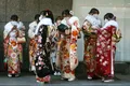 Revoltă în Japonia. Femeile, sfătuite să facă masaj și curățenie și să le mulțumească soților