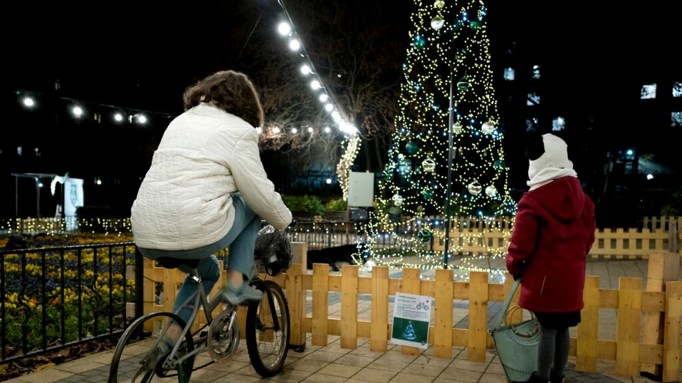 Un brad de Crăciun din Budapesta se aprinde doar dacă locuitorii pedalează pe o bicicletă