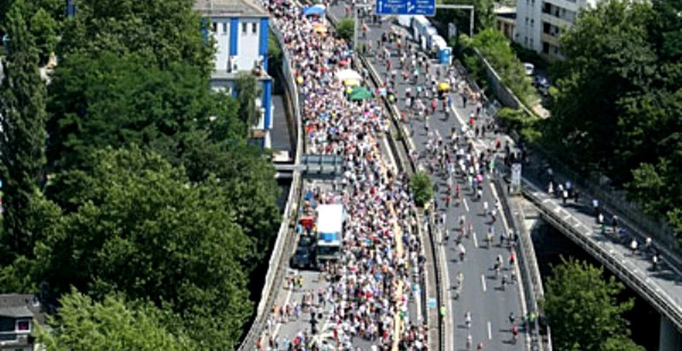 Petrecere pe autostrada, cu trei milioane de participanti