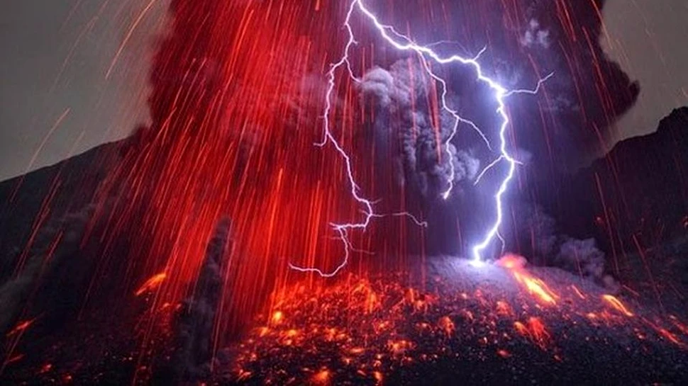 VULCANUL Sakarajima a erupt, la doar 50 de km distanţă de o centrală nucleară din Japonia – VIDEO