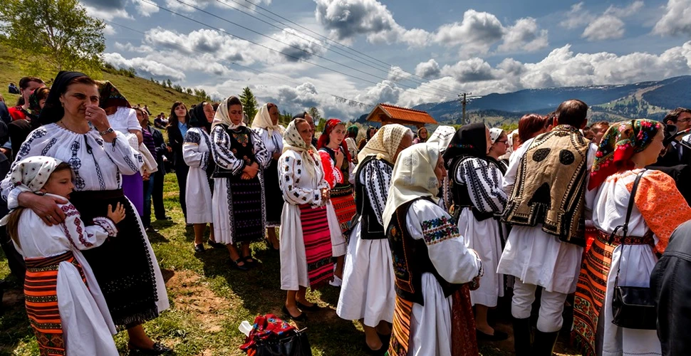 Românii vor sărbători Ziua Portului Tradiţional în fiecare mai