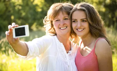 Adulţii care sunt pasionaţi de selfie suferă de singurătate