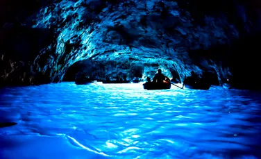 O geologie impresionantă: Peștera marină din Capri fascinează de mii de ani prin strălucirea apei sale