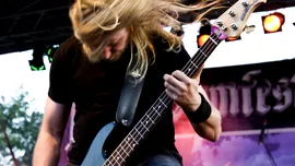 De ce muzica agresivă îi calmează pe unii oameni. Ce spun psihologii despre metal, furie și anxietate