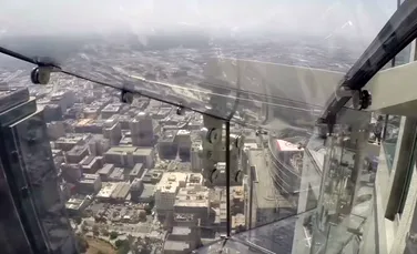 Deasupra Los Angeles-ului s-a construit primul tobogan din sticlă. Coboară de la etajul 70 – VIDEO