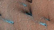 Cum s-au format modelele ciudate de pe Marte? Arată ca niște faguri dantelați sau pânze de păianjen