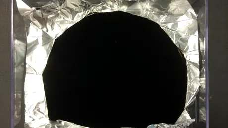 Vantablack, „cel mai negru negru”, ar putea salva astronomia