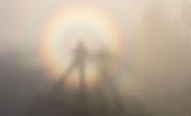 O ILUZIE optică rară, surprinsă de doi excursionişti pe un munte