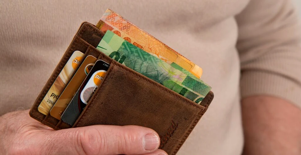 Oamenii sunt mai predispuși să returneze un portofel pierdut atunci când conține bani lichizi