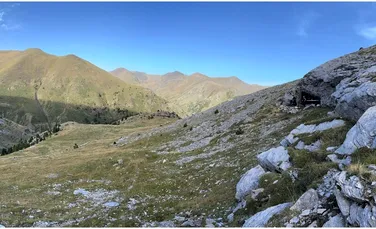 Adânc într-o peșteră izolată de munte, oamenii preistorici extrăgeau un mineral verde misterios