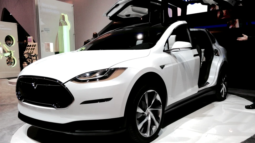 Tesla revoluţionează din nou piaţa auto. A lansat prima maşină electrică produsă în serie, iar preţul e mai mult decât acceptabil