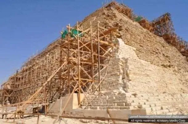 Noile ziduri construite de muncitori în exteriorul piramidei