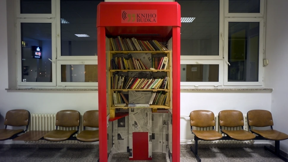 La ce mai sunt bune cabinele telefonice? Doi tineri din Praga au avut o idee ingenioasă