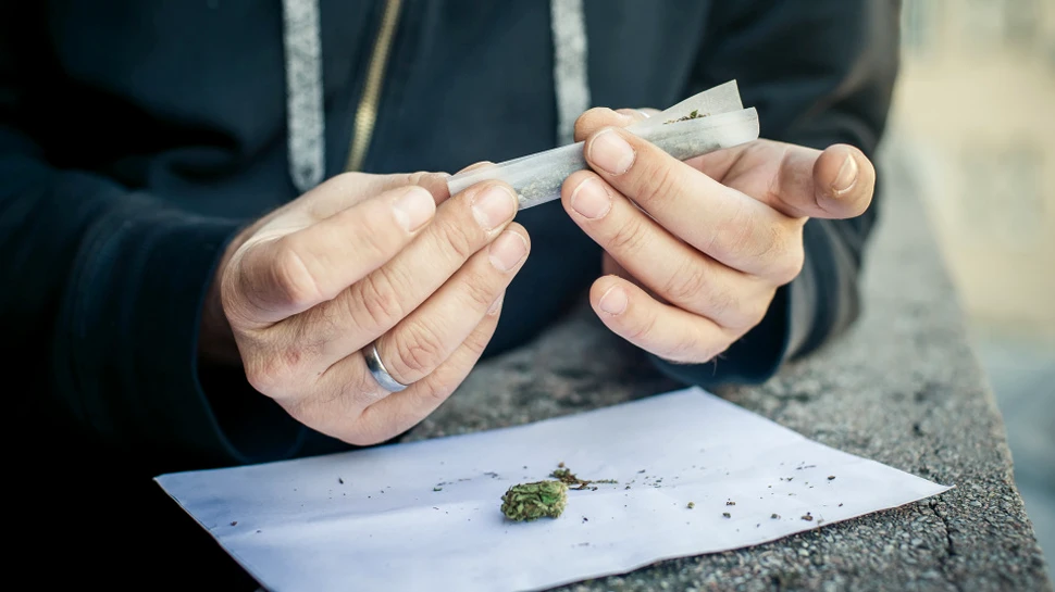 Cei care fumează ”iarbă” des prezintă un risc dublu de accident vascular cerebral