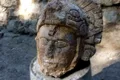 Statuia unui războinic mayaș cu coif de șarpe, descoperită la Chichén Itzá