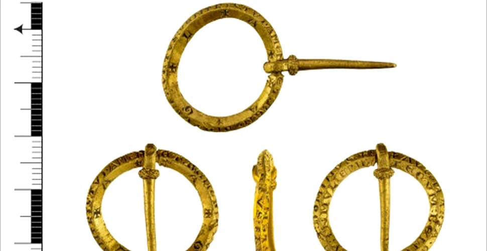 Broșă de aur medievală cu inscripții supranaturale, găsită de un căutător de metale